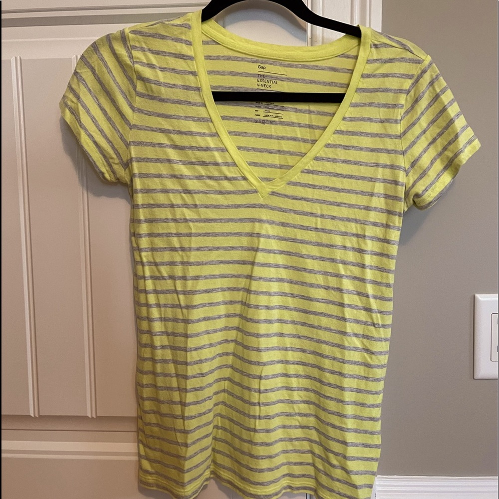 gap v neck t-shirt